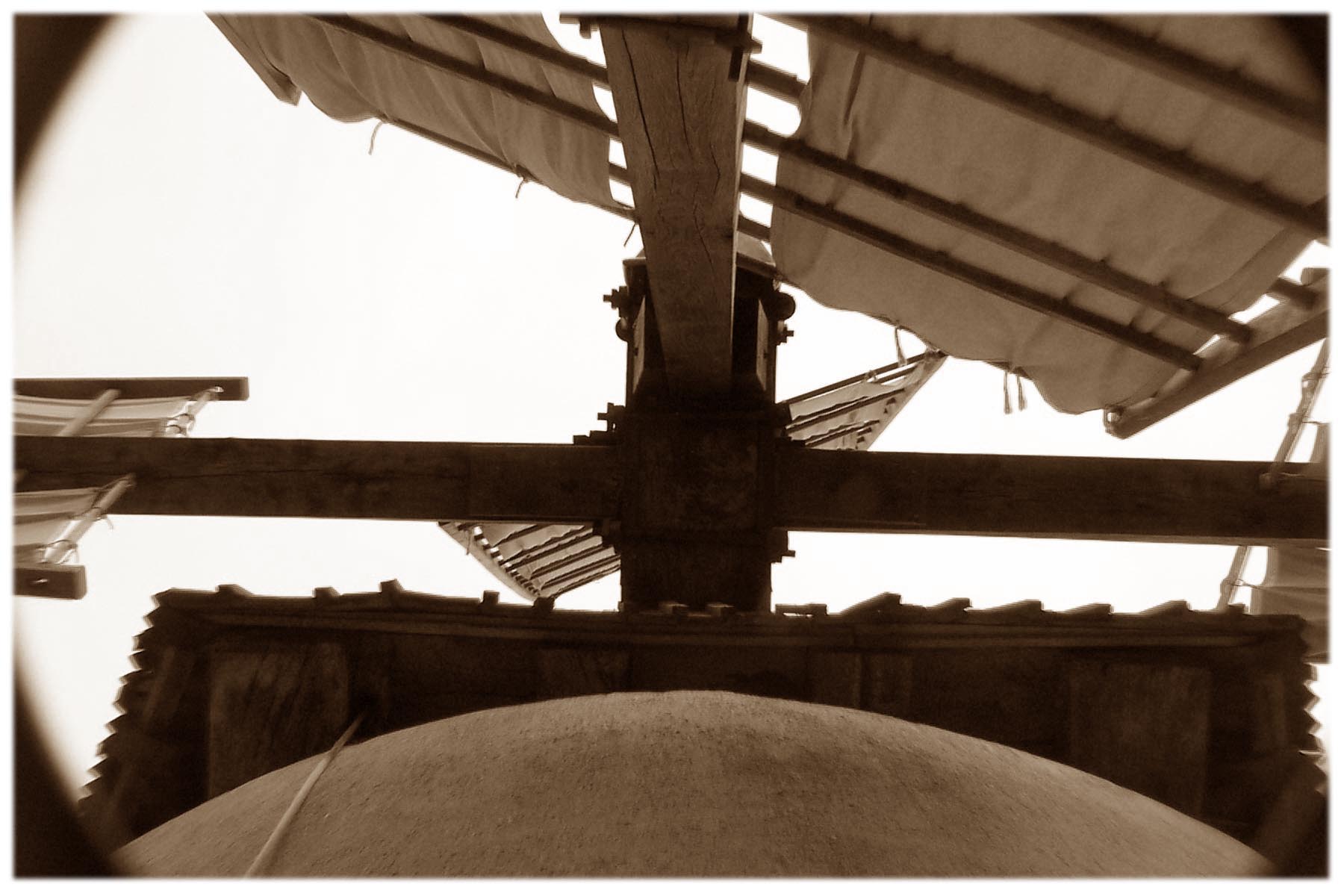 Photo Corynn - Mise en place de la voilure au moulin  vent de Brignemont